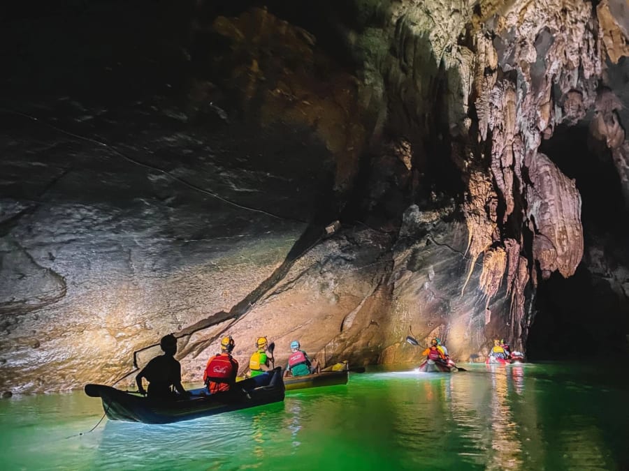 Trải nghiệm hành trình khám phá 4,5km động Phong Nha bằng thuyền kayak.