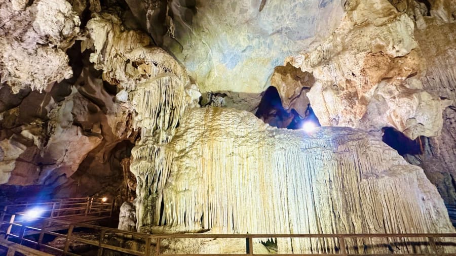 Thạch nhủ tuyệt đẹp trong hệ thống hang động ở Khu du lịch sinh thái Sơn Kiều - Ảnh: Nguyễn Hoàng