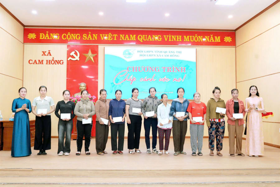Hội Liên hiệp Phụ nữ xã Cam Hồng tổ chức Chương trình “Chắp cánh ước mơ” trao yêu thương đến trẻ mồ côi, có hoàn cảnh khó khăn - Ảnh: B.C