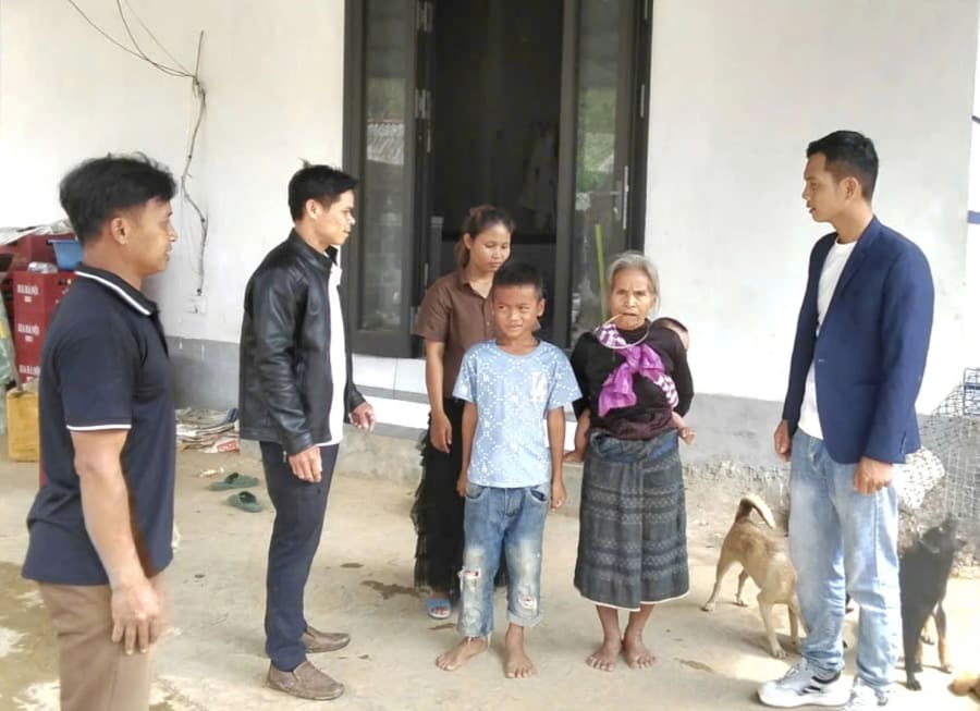 Anh Hồ A Rực (thứ 2 bên trái qua) thường xuyên gặp gỡ, trò chuyện và nắm bắt tâm tư, đời sống của bà con dân bản - Ảnh-K.S