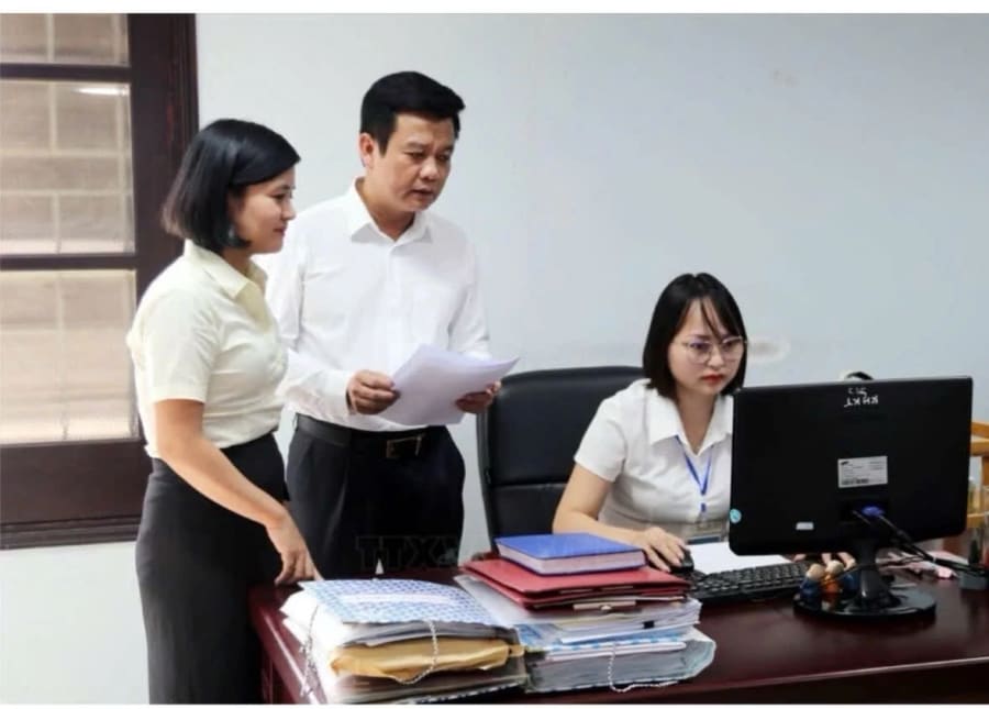 Ông Trần Quốc Tuấn, Giám đốc Sở Nông nghiệp và Môi trường kiểm tra công tác làm giàu, làm sạch cơ sở dữ liệu quốc gia về đất đai - Ảnh: Q.V