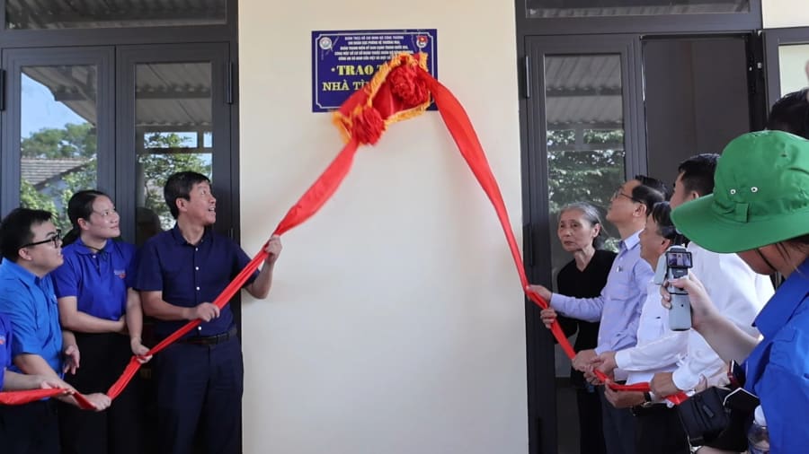 Ban tổ chức tổ chức lễ khánh thành và bàn giao nhà tình nghĩa cho bà Nguyễn Thị Thâm, người cao tuổi neo đơn có hoàn cảnh khó khăn tại thôn Lưỡng Kim, xã Nam Cửa Việt.
