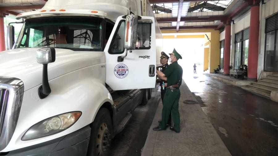 Kiểm tra, giám sát chặt chẽ hoạt động thông quan tại cửa khẩu.