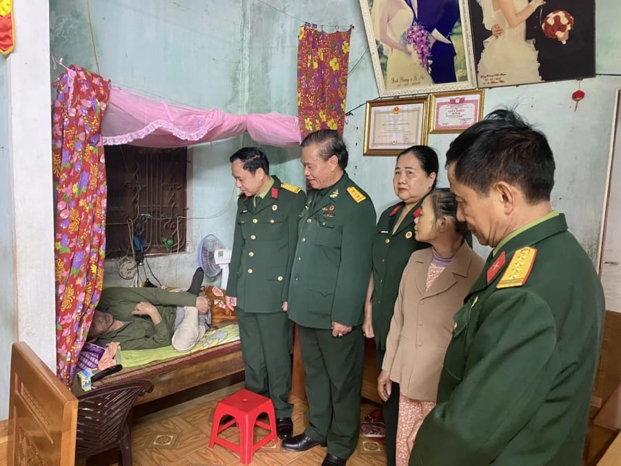 Hội Cựu chiến binh tỉnh thăm, tặng quà thương binh nặng nhân dịp Tết Nguyên đán - Ảnh: N.S