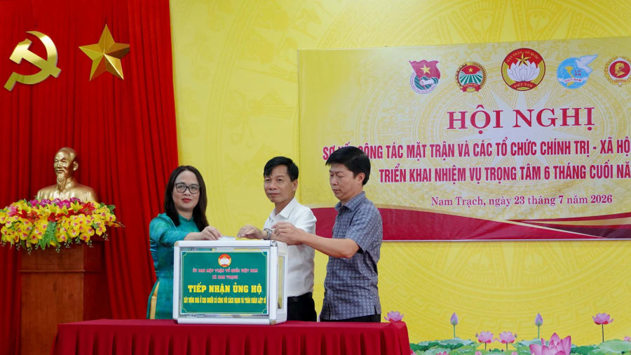 Lãnh đạo Ủy ban MTTQ Việt Nam tỉnh và xã Nam Trạch tham gia ủng hỗ tại chương trình - Ảnh: L.M