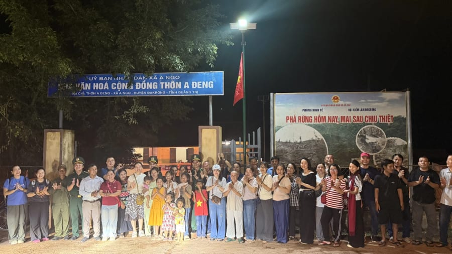 Bàn giao công trình “Ánh sáng vùng biên” tại Thôn La Lay, xã La Lay - Ảnh: Hoàng Hùng