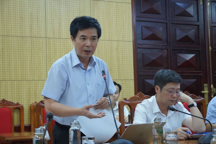 Đại diện lãnh đạo Sở Xây dựng báo cáo tổng hợp kết quả triển khai nhiệm vụ trong triển khai thực hiện phương án mở rộng đường Trương Pháp và chỉnh trang, phát triển không gian biển Nhật Lệ - Ảnh: HL
