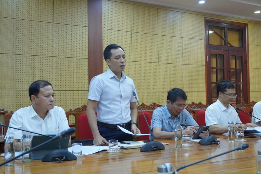 Đại diện lãnh đạo Sở Nông nghiệp và Môi trường báo cáo việc rà soát hiện trạng xói lở bờ biển Nhật Lệ - Ảnh: HL