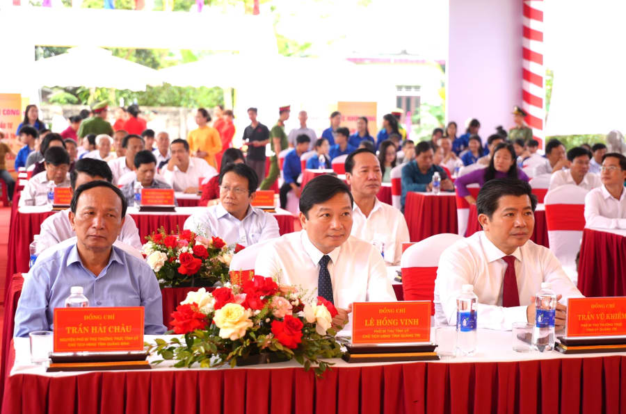 Các đồng chí lãnh đạo tỉnh tham dự buổi lễ - Ảnh: T.Đ