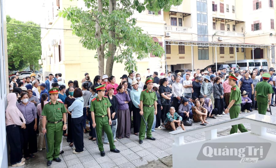 Đông đảo người dân, thân nhân của các bị cáo đến theo dõi phiên tòa - Ảnh: V.Minh