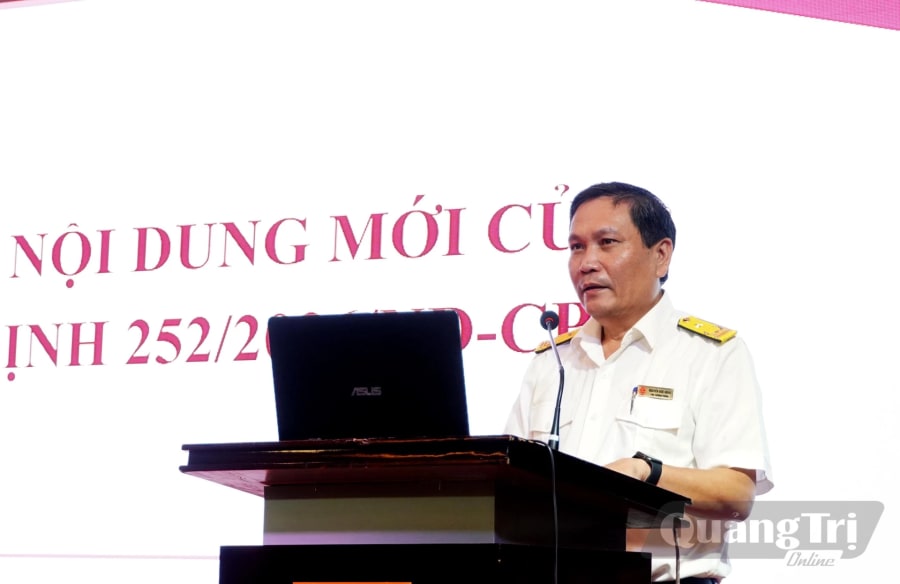 Đại diện lãnh đạo Phòng Nghiệp vụ dự toán, pháp chế Thuế tỉnh Quảng Trị phổ biến các nội dung liên quan - Ảnh: H.Tr