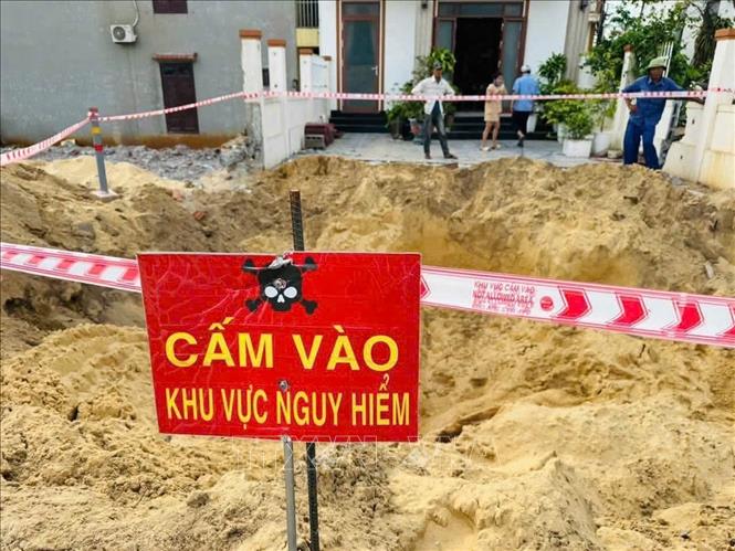 Các lực lượng chức năng thiết lập hàng rào bảo vệ, triển khai canh gác 24/24 giờ nhằm bảo vệ hiện trường và ngăn chặn người dân, phương tiện tiếp cận khu vực phát hiện bom. Ảnh: TTXVN phát
