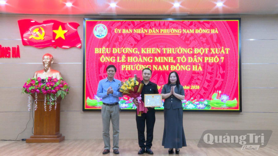 Bà Lê Thị Anh Đào, Chủ tịch UBND phường Nam Đông Hà, cùng ông Nguyễn Cao Cường, Phó Chủ tịch HĐND phường, trao tặng Giấy khen cho ông Lê Hoàng Minh - Ảnh: Hải Phi