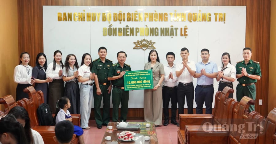 Tập thể lớp bồi dưỡng nhận thức về Đảng khóa 8 năm 2026 trao 10 triệu đồng cho Đồn Biên phòng Nhật Lệ để tổ chức chương trình vui Tết Trung thu cho các cháu thiếu nhi trên địa bàn - Ảnh: Q.V
