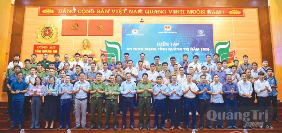 Đại biểu, học viên chụp hình lưu niệm tại lớp diễn tập an ninh mạng tỉnh Quảng Trị năm 2026 do Công an tỉnh tổ chức - Ảnh: NVCC