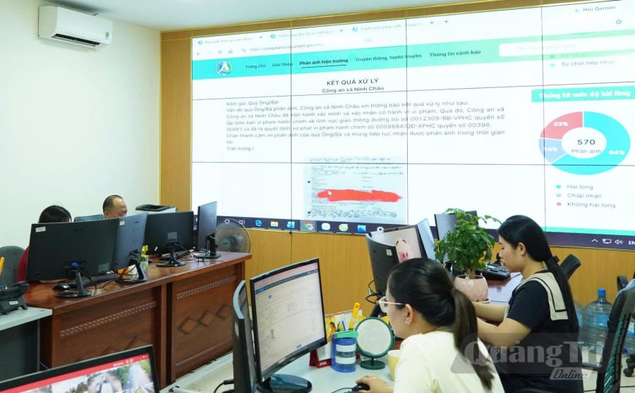 Tiếp nhận phản ánh hiện trường tại Trung tâm Giám sát điều hành thông minh tỉnh Quảng Trị (đơn vị quản lý QUANGTRI-S) - Ảnh: M.Nhân