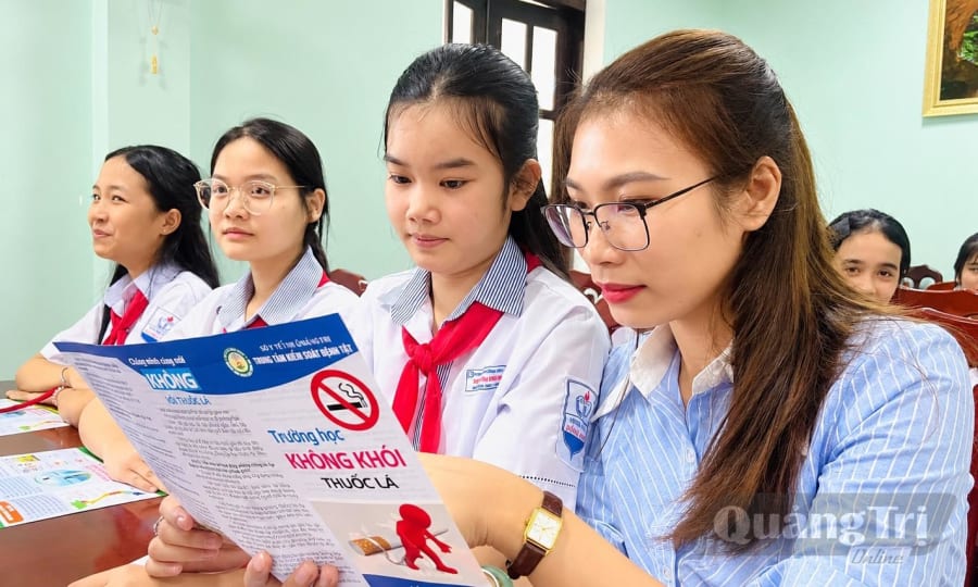 Học sinh Trường THCS Đồng Sơn tìm hiểu kiến thức phòng, chống tác hại thuốc lá - Ảnh: M.H