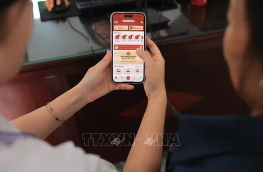 Tích hợp liên kết tài khoản thanh toán, ví điện tử hoặc tài khoản tiền di động với tài khoản hưởng an sinh xã hội trên VNeID.. Ảnh: TTXVN