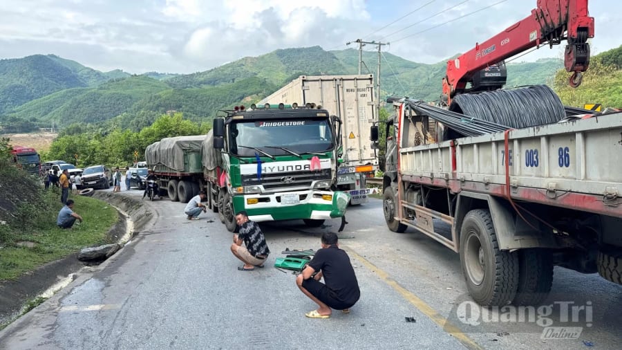 Đoàn xe dài bao gồm ô tô, xe tải và container bị ùn tắc khoảng 1km trên Quốc lộ 12A - Ảnh: Quang Ngọc.