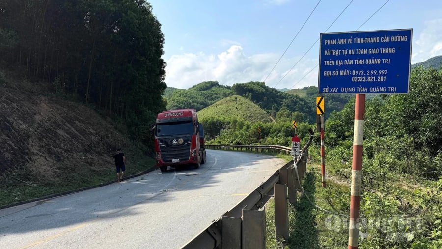Biển thông tin liên hệ được đặt ven đường để báo cáo tình trạng ùn tắc - Ảnh: Quang Ngọc.