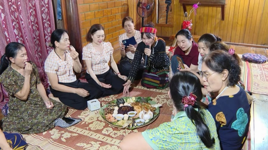 Du khách cùng người dân bản Hà Lẹc trải nghiệm ẩm thực truyền thống, giao lưu văn hóa - Ảnh: M.H