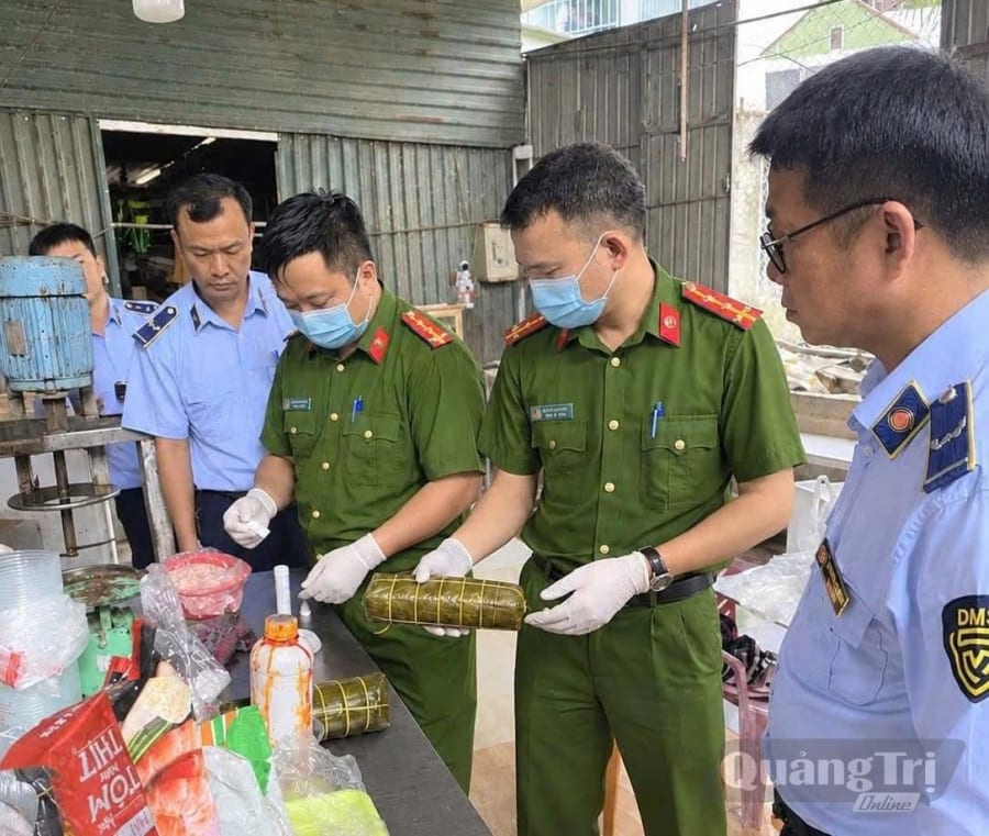 Lực lượng chức năng kiểm tra, thu giữ 4,7 kg chả được sản xuất có sử dụng hàn the tại hộ kinh doanh của bà N.T.T - Ảnh: L.T