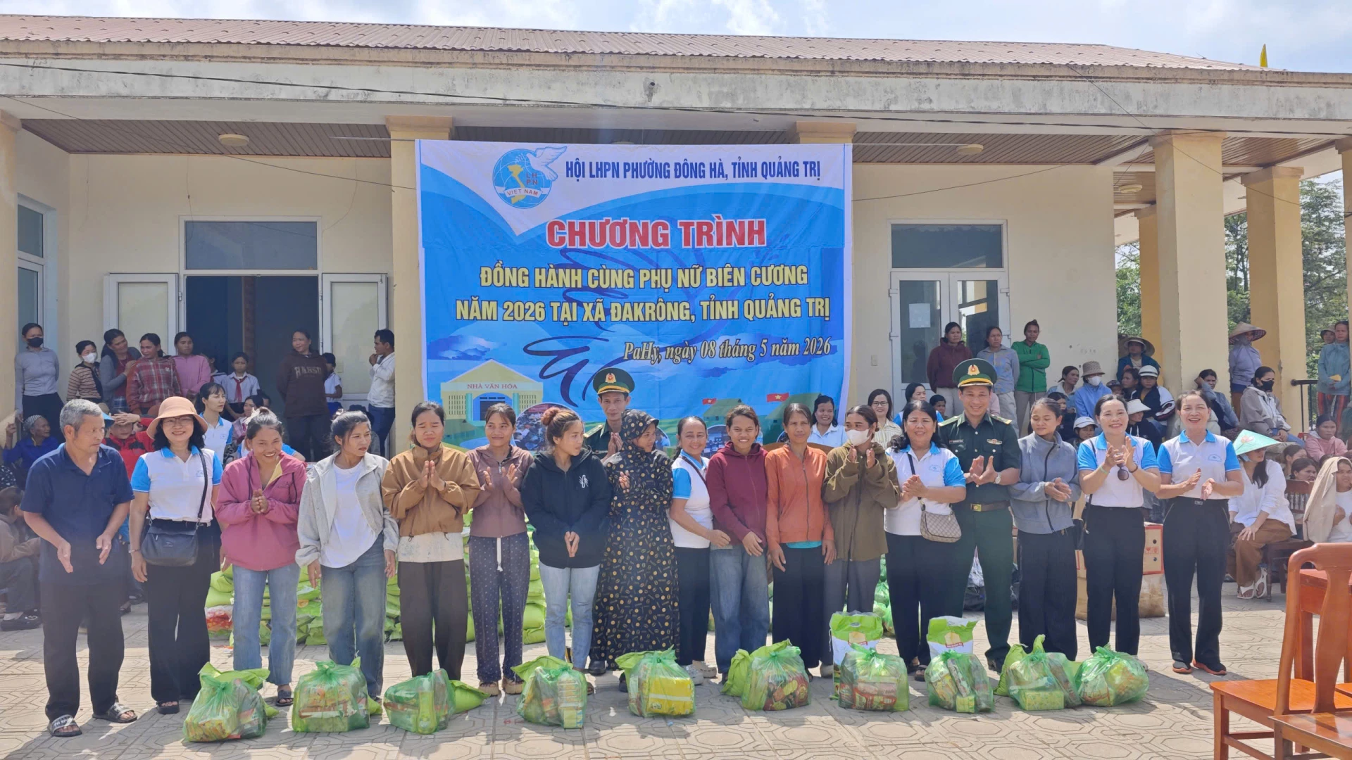 Trao tặng các suất quà nhu yếu phẩm cho hội viên phụ nữ tại thôn Pa Hy, xã Đakrông - Ảnh: K.S