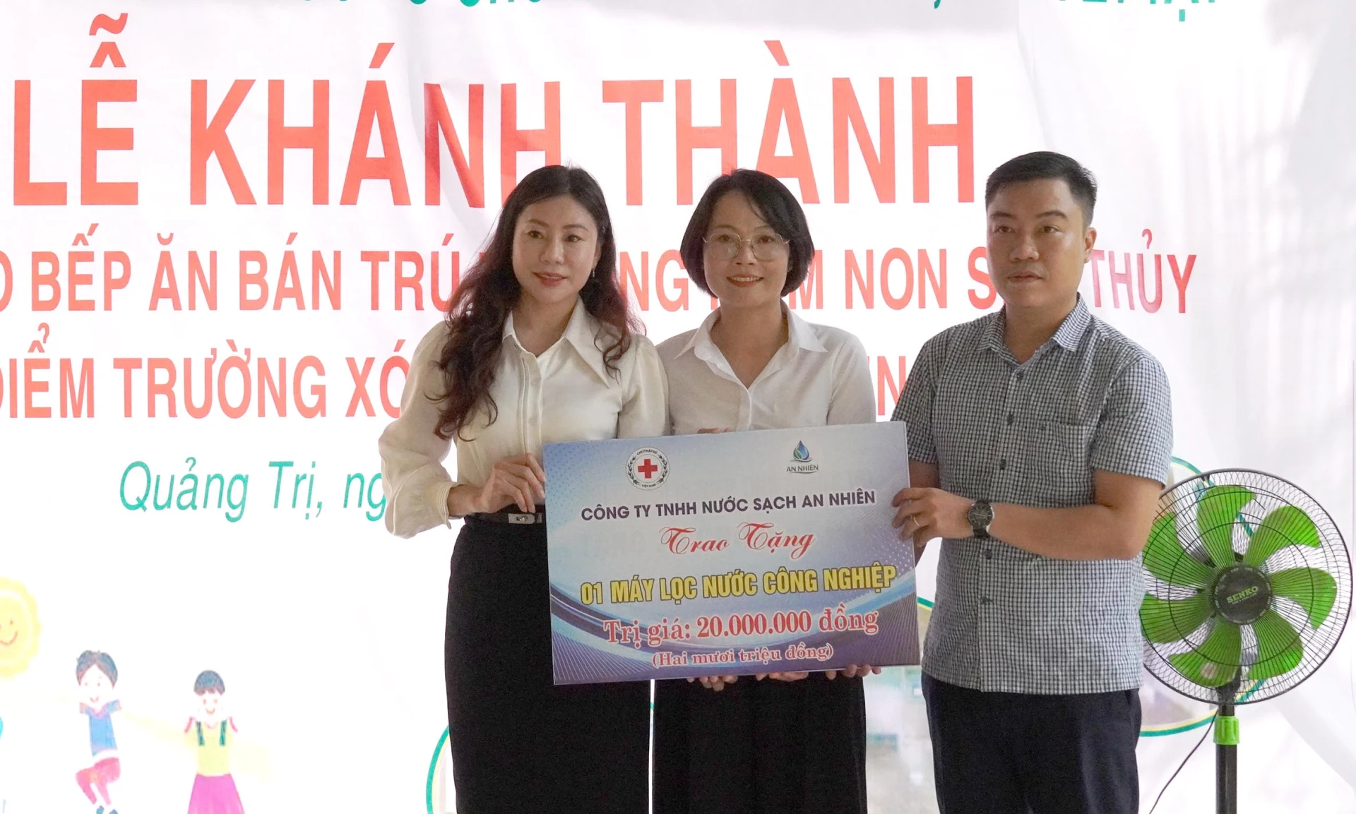 Các đại biểu cắt băng khánh thành công trình - Ảnh: C.H