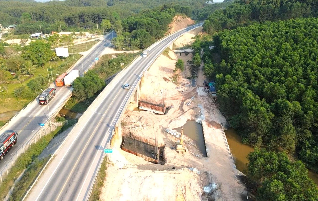 Đề xuất tạm dừng khai thác cao tốc Cam Lộ-La Sơn vào ban đêm nhằm tăng cường an toàn cho phương tiện và nhân sự thi công.