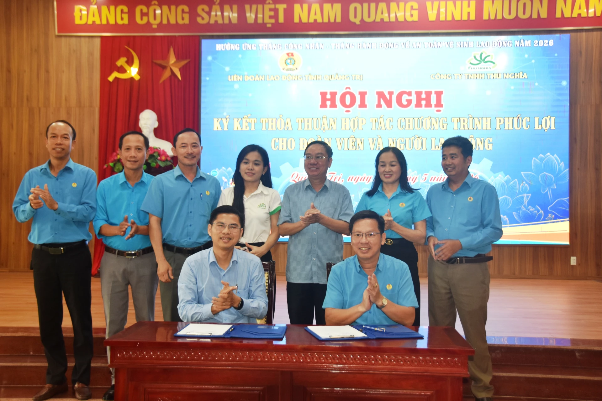 LĐLĐ tỉnh Quảng Trị ký và Công ty TNHH Thu Nghĩa ký kết thỏa thuận hợp tác chương trình “Phúc lợi cho đoàn viên và người lao động” - Ảnh: Đ.V