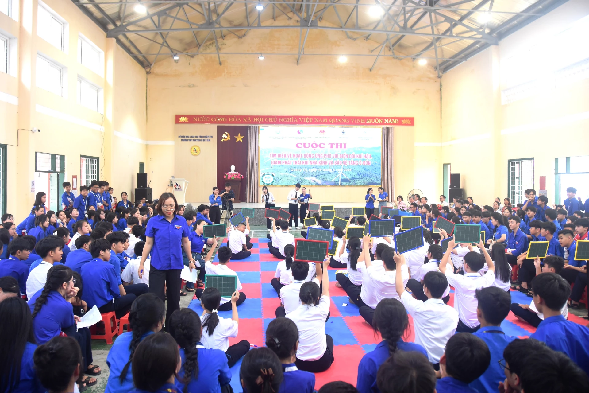 Học sinh Trường THPT chuyên Lê Quý Đôn sôi nổi tham gia phần thi tìm hiểu về biến đổi khí hậu - Ảnh: Đ.V