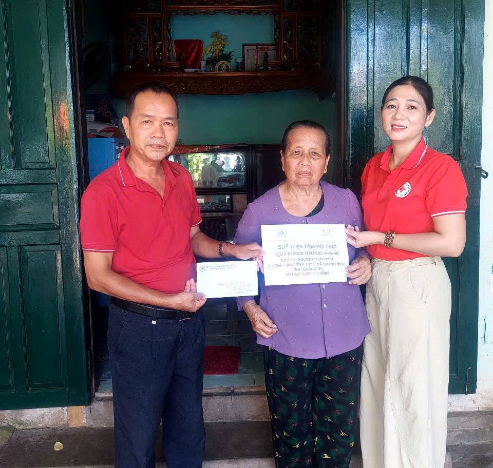Trao hỗ trợ thường xuyên cho hộ dân có hoàn cảnh đặc biệt khó khăn trên địa bàn tỉnh-Ảnh: T.A

