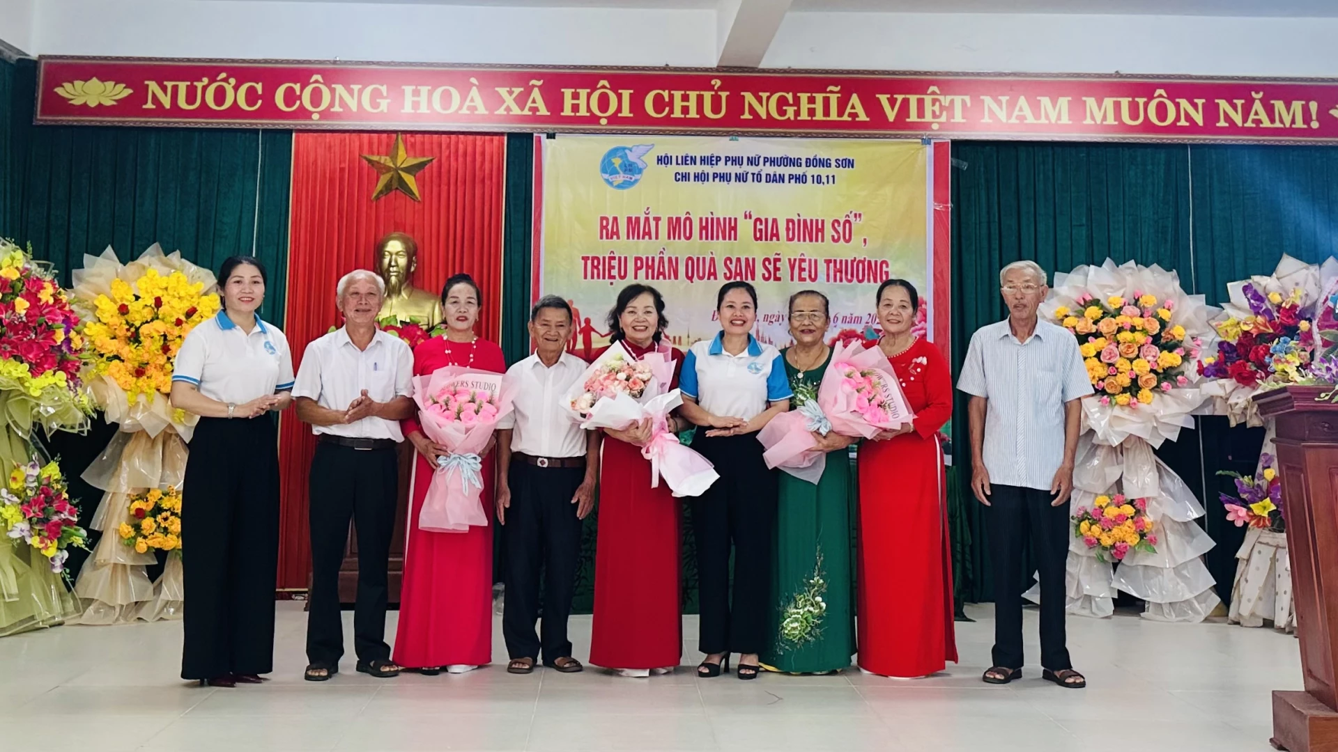 Lãnh đạo Hội LHPN phường Đồng Sơn tặng hoa ra mắt mô hình “Gia đình số” tại tổ dân phố 10 và tổ dân phố 11 - Ảnh: B.N