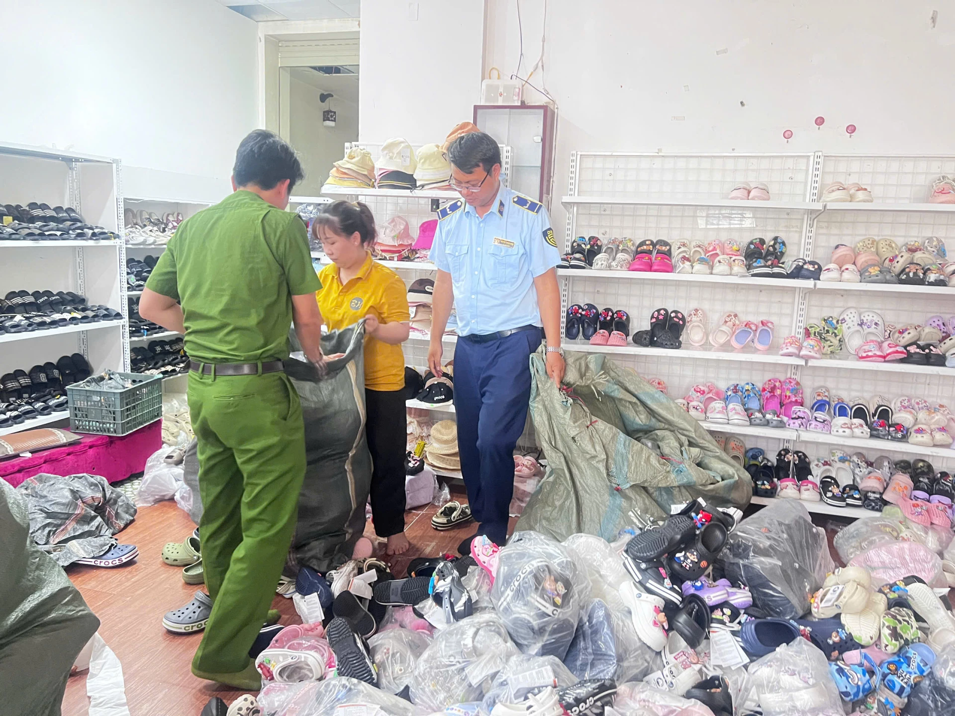 Nhiều sản phẩm giày dép bị phát hiện tại các cơ sở Bin Heo và AT Shoes mang dấu hiệu giả mạo các thương hiệu nổi tiếng - Ảnh: CAQT