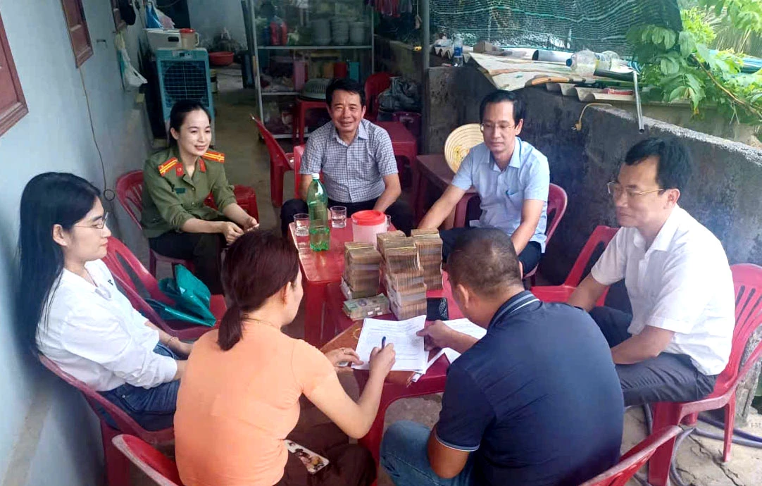 Hình ảnh các hộ dân cuối cùng đồng thuận nhận tiền bồi thường và hỗ trợ - Ảnh: P.V.