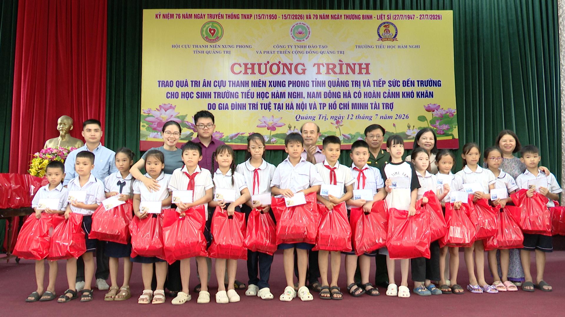 Ban tổ chức chương trình trao quà cho các em học sinh có hoàn cảnh khó khăn vươn lên trong học tập. Ảnh: PĐ