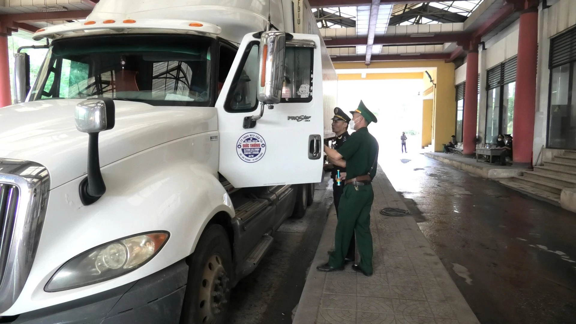 Kiểm tra, giám sát chặt chẽ hoạt động thông quan tại cửa khẩu.