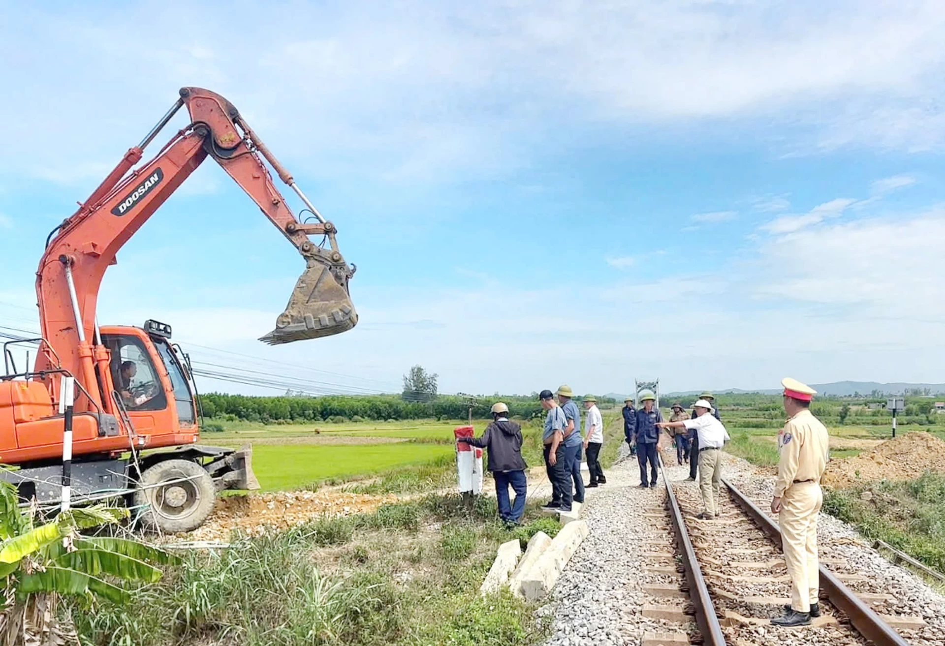 Các lực lượng chức năng tiến hành đóng, xóa bỏ một lối đi tự mở qua đường sắt. Ảnh: B.T