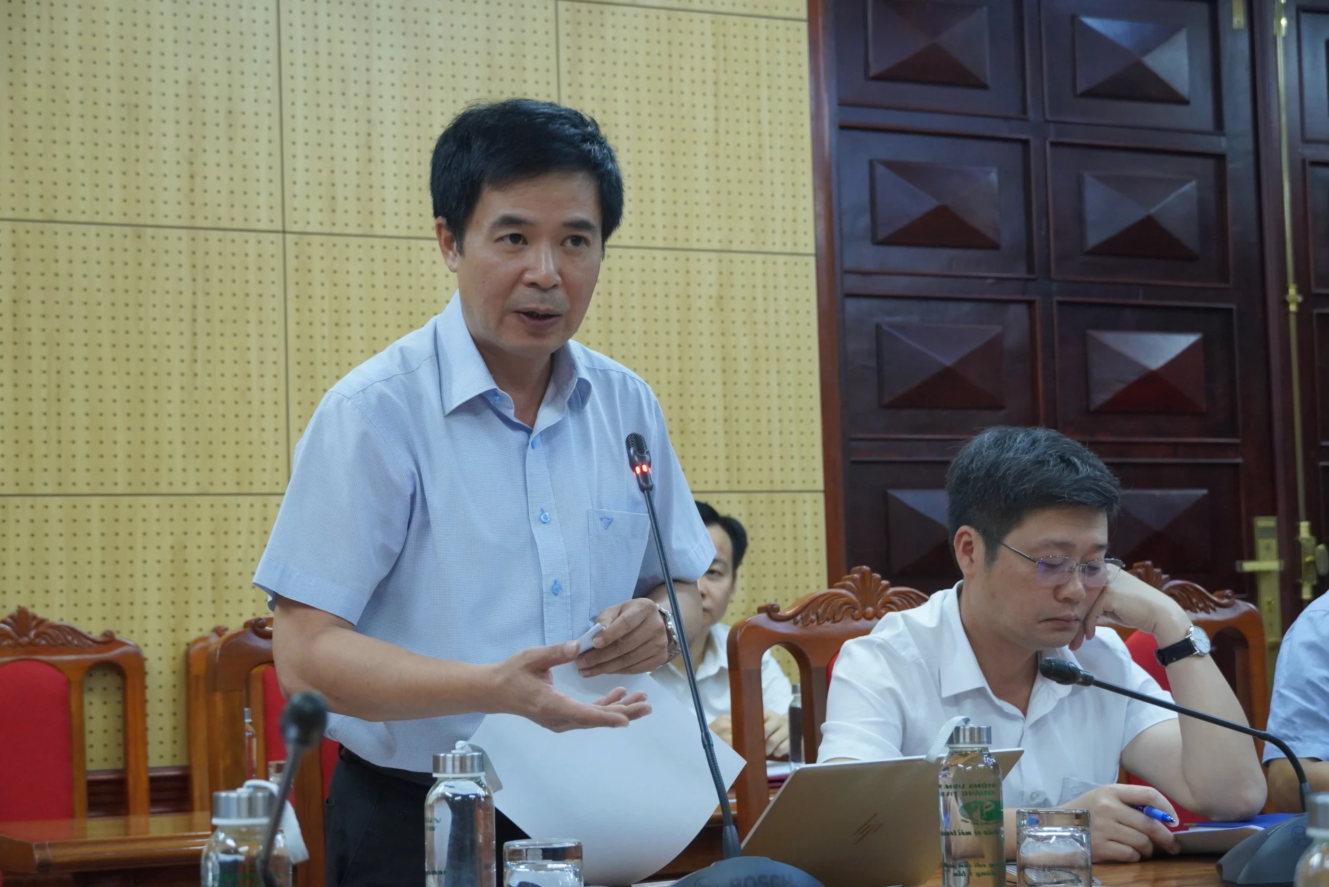 Đại diện lãnh đạo Sở Xây dựng báo cáo tổng hợp kết quả triển khai nhiệm vụ trong triển khai thực hiện phương án mở rộng đường Trương Pháp và chỉnh trang, phát triển không gian biển Nhật Lệ - Ảnh: HL