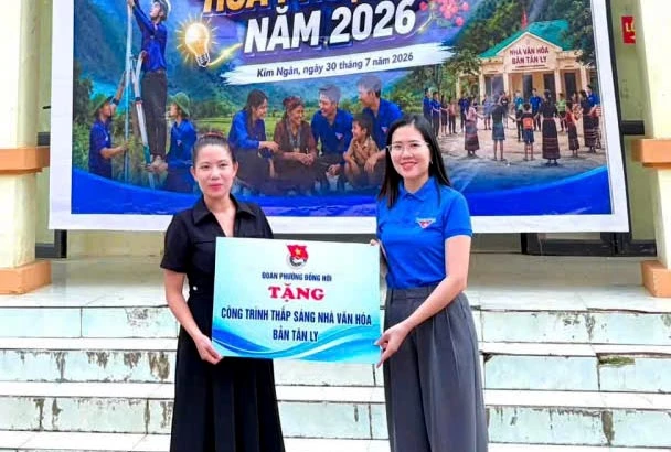 Đồng chí Bí thư Đoàn phường Đồng Hới Nguyễn Thị Kiều Trang trao tặng công trình thanh niên “Thắp sáng Nhà Văn hóa bản” - Ảnh: P.V.
