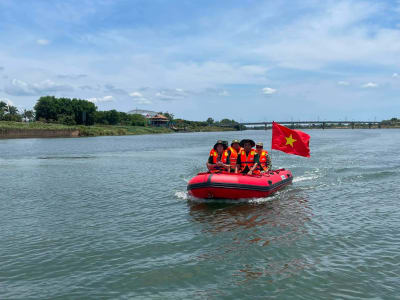 Đội cano 0 đồng phục vụ miễn phí cựu chiến binh, thân nhân liệt sĩ tham quan dọc sông Thạch Hãn