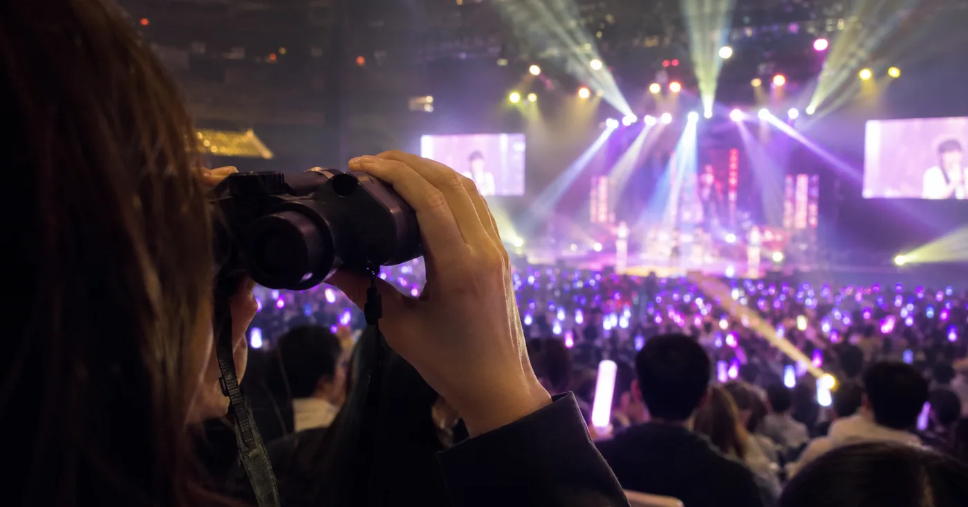 ライブで双眼鏡を覗いている