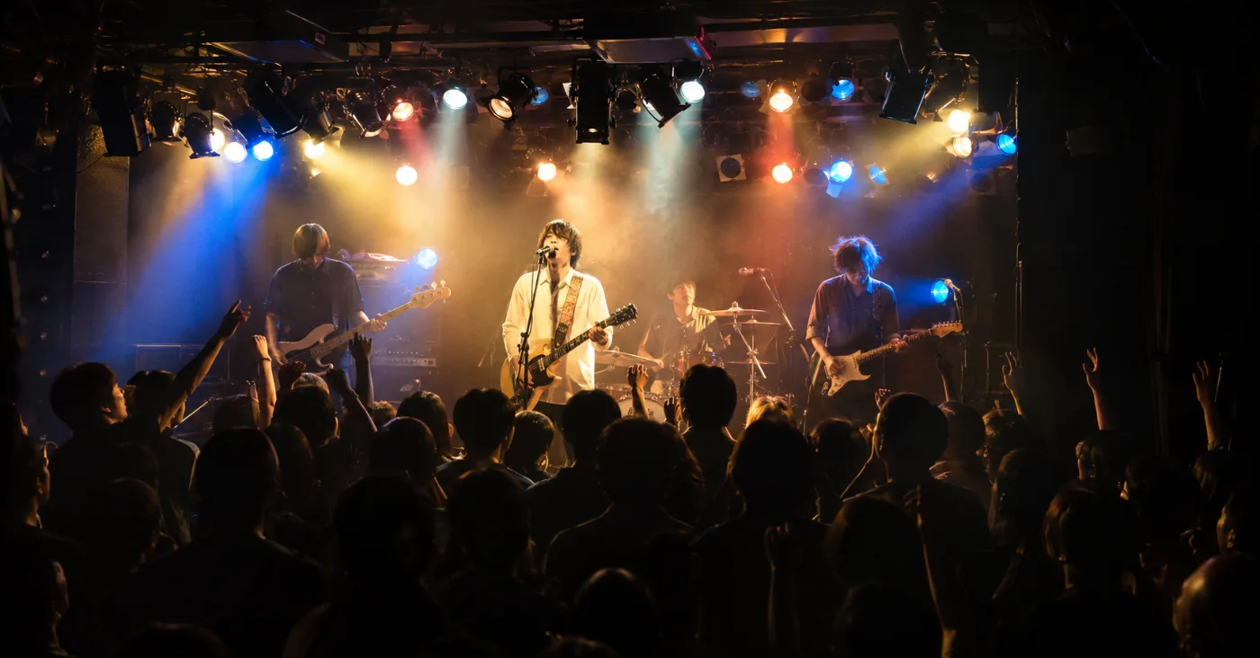 ライブハウスでバンドがライブ