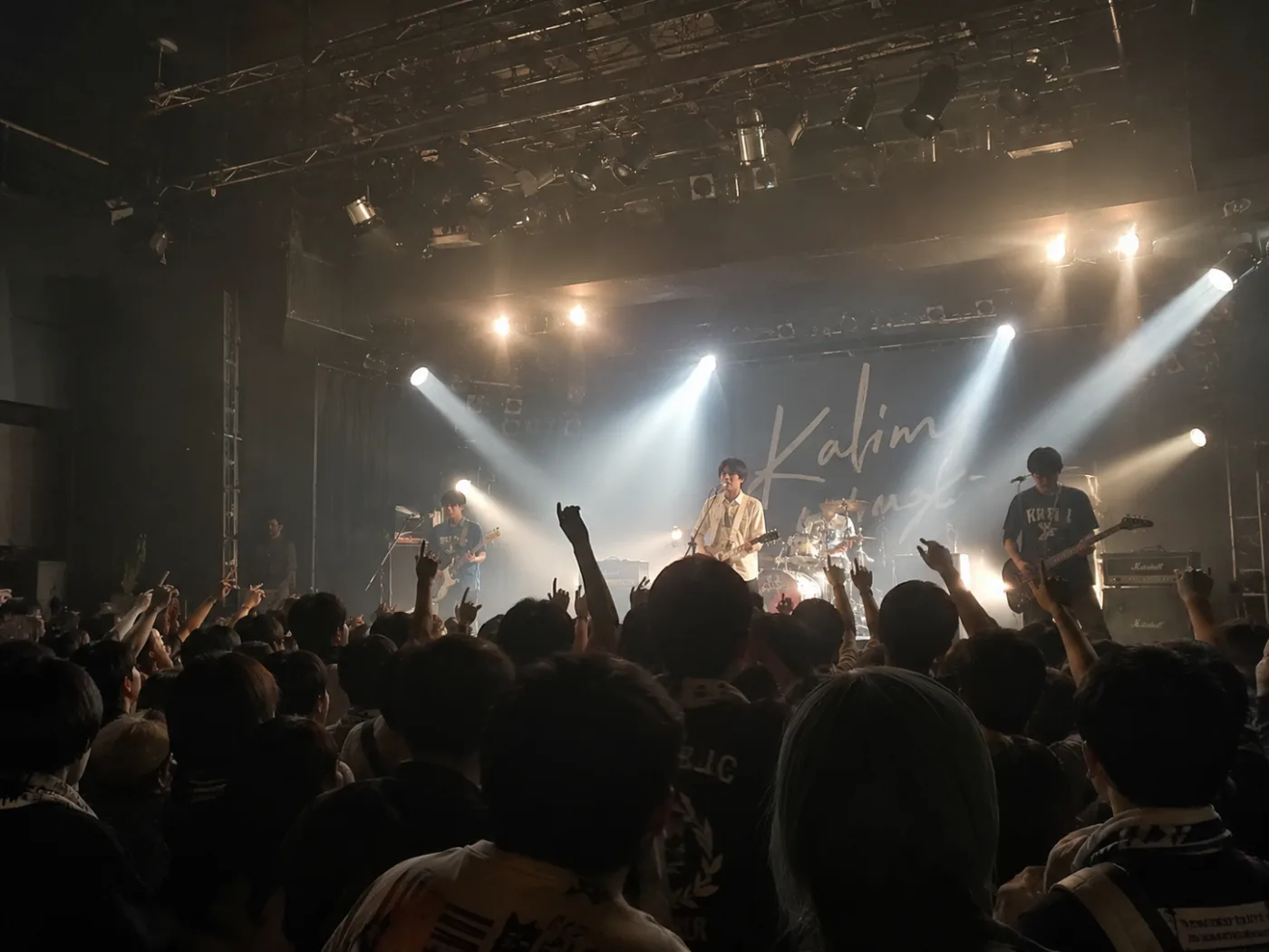 ライブハウスでライブをしている
