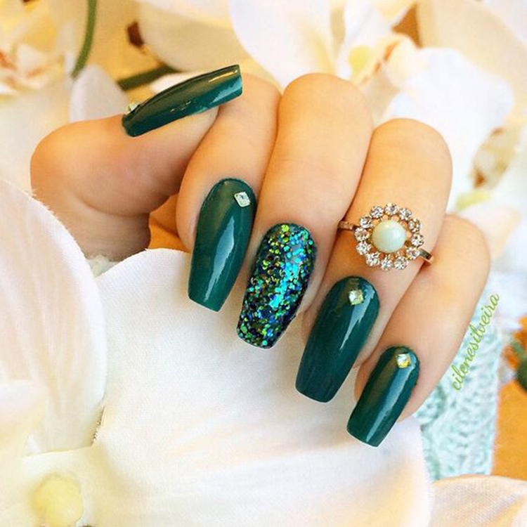 Enchanting Emerald Elegance Takes Center Stage in Nail Trends