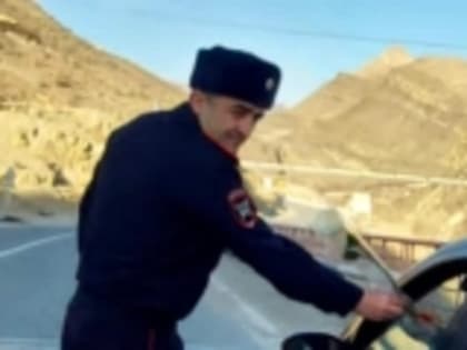 Акцию «Цветы для автоледи» провели в Гумбете