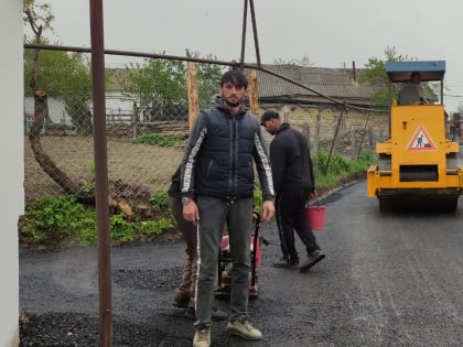 В с.Буртунай Казбековского района идёт прокладка асфальта