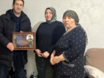 Замглавы Гумбета Алихан Давудгаджиев посетил группу участников СВО Османа Эфендиева из села Игали, отдавшего жизнь за Родину