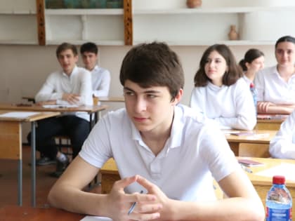 Девятиклассники в Дагестане сдают ОГЭ по обществознанию