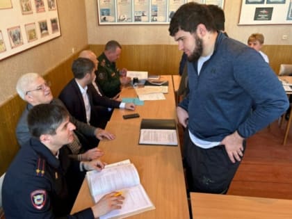 Валерий Громов встретился с членами призывной комиссии и военным комиссаром Тарумовского и Ногайского районов